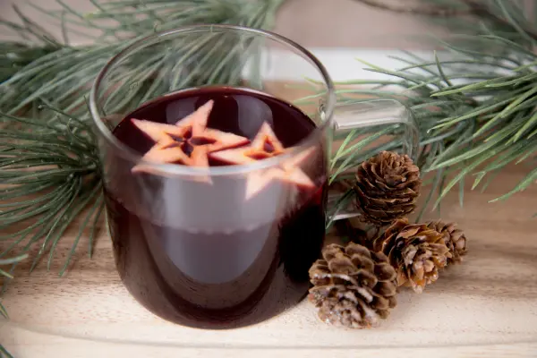 Kinderpunsch selber machen: alkoholfreier Punsch aus Tee und Säften, mit tiefroter Farbe wie ein Glühwein. Kinderpunsch selber machen: alkoholfreier Punsch aus Tee und Säften, mit tiefroter Farbe wie ein Glühwein.