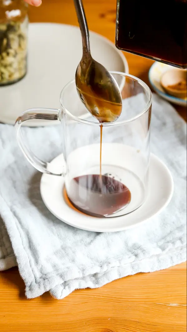 Den Lebkuchensirup kannst du für leckere Heißgetränke, wie Gingerbread Lattes verwenden oder zu Weihnachten verschenken.