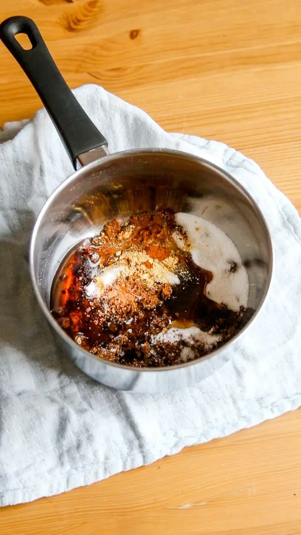 Für deinen eigenen Sirup füllst du alle Zutaten aus dem Rezept in einen Kochtopf und erwärmst diesen unter ständigem Rühren.