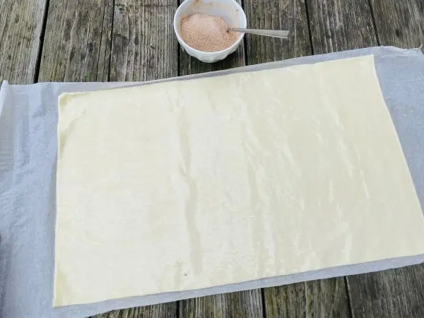 Hefe- oder Blätterteig ausgerollt und fertig für die Zubereitung der Zimtschnecken aus dem Waffeleisen.