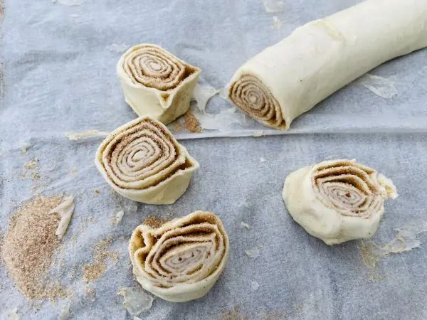 Für die Zimtschnecken aus dem Waffeleisen wird die Teigrolle in zwei bis drei Zentimeter dicke Stücke geschnitten.
