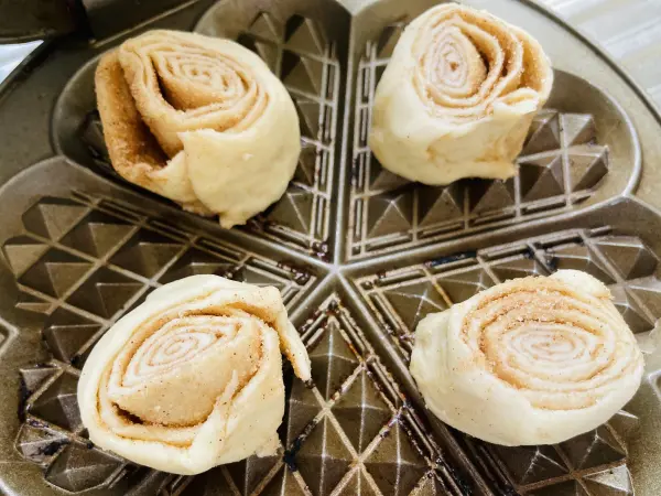 Die Mini-Zimtschnecken mit Zimt-Zucker-Füllung werden einfach und schnell im Waffeleisen gebacken