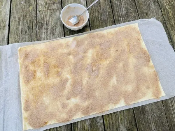 Hefe- oder Blätterteig mit Butter-Zimt-Zucker-Mischung – für die kleinen Zimtschnecken aus dem Waffeleisen.