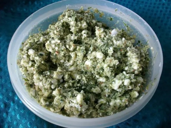 So schaut dann mein Möhrengrün-Pesto aus, wenn es mit dem Feta gut vermischt ist.