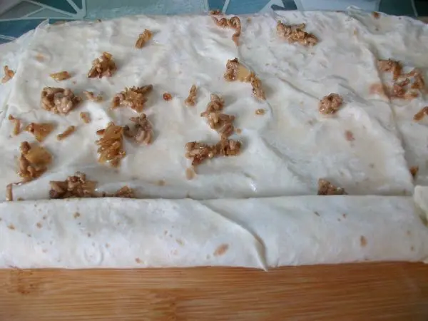 Noch ein paar einzelne Krümel auf dem Yufkablatt verteilen und aufrollen – die einzelnen Krümel, damit die Blätter locker backen.