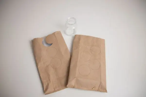 Wie du Milchtüten zu Etiketten upcyceln kannst? Entferne im ersten Schritt die äußere Beschichtung der Milchkartons. Leere Milchtüten lassen sich prima zu Etiketten upcyceln. Entferne dafür die äußere Schicht der Milchkartons.