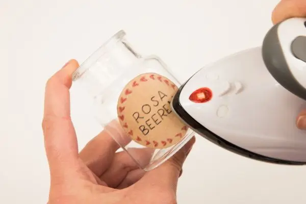 Erhitze dein Milchtütenetikett mit einem Bügeleisen (ohne Dampf!) und staune über das Ergebnis! Mit Milchtüten und einem Bügeleisen bastelst Du kinderleicht selbstklebende Etiketten für Vorratsgläser – nachhaltig und kreativ.