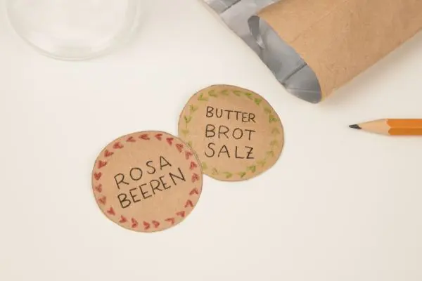 Auf der Papierschicht des Tetrapacks kannst du dich mit Buntstiften, Kugelschreibern oder Filzstiften austoben. Deiner Fantasie sind keine Grenzen gesetzt. Beschrifte deine selbstgemachten Tetrapack-Etiketten mit Buntstiften, Finelinern oder Kugelschreibern.