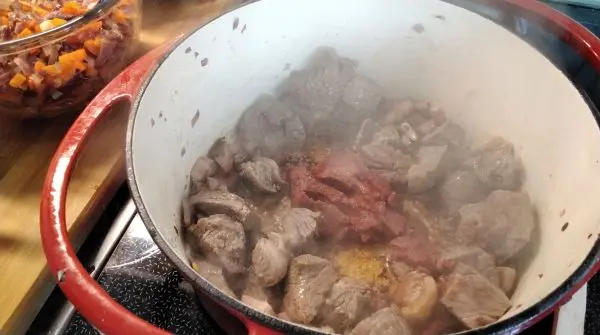 Das Fleisch portionsweise im heißen Schweineschmalz anbraten, Tomatenmark kurz anrösten und dann das geröstete Gemüse dazugeben. Das Fleisch portionsweise im heißen Schweineschmalz anbraten, Tomatenmark kurz anrösten und dann das geröstete Gemüse dazugeben.