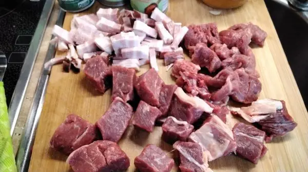 Hier das herrliche Fleisch, Roastbeef und Rinderfilet, grob gewürfelt. Der heißgeräucherte Schweinebauch wird in schmale Streifen geschnitten. Hier das herrliche Fleisch, Roastbeef und Rinderfilet, grob gewürfelt. Der heißgeräucherte Schweinebauch wird in schmale Streifen geschnitten.