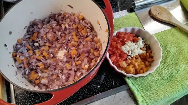 Das ganze Gemüse wird von der Schale befreit und in sehr kleine Würfel geschnitten. Das ganze Gemüse wird von der Schale befreit und in sehr kleine Würfel geschnitten.