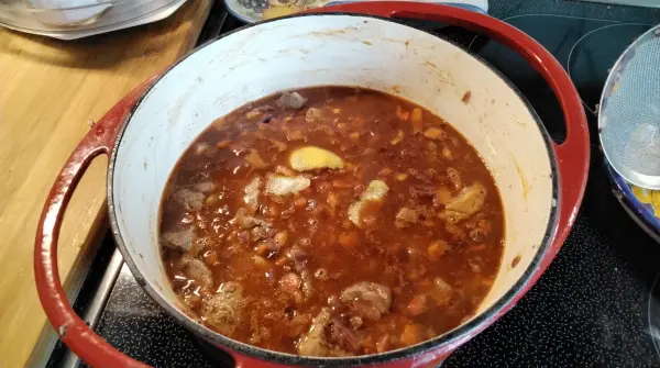 Das fertig zubereitete Gulasch dann schmoren lassen und zwischendurch immer mal wieder umrühren. Das fertig zubereitete Gulasch dann schmoren lassen und zwischendurch immer mal wieder umrühren.