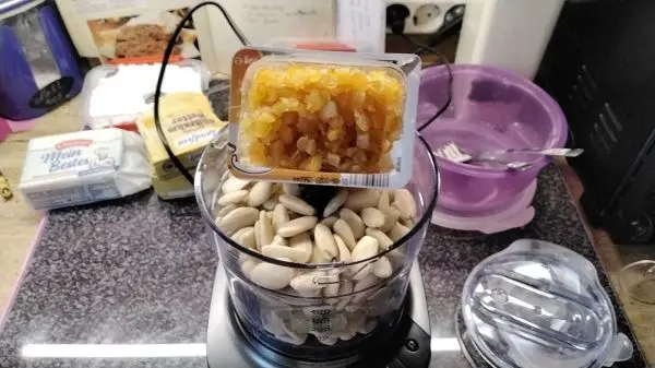 Das Orangeat, das Zitronat und die Mandeln werden zusammen klein gemixt. Das Orangeat, das Zitronat und die Mandeln werden zusammen klein gemixt.