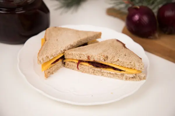 Rotes Zwiebelchutney gibt deinem Cheddark&auml;se-Sandwich eine w&uuml;rzige Note und bringt Abwechslung auf deinen Teller.