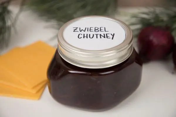 Rotes Zwiebelchutney im Glas: Als Geschenk aus der K&uuml;che ist es das perfekte Mitbringsel f&uuml;r einen Grillabend oder eine Raclette-Einladung.
