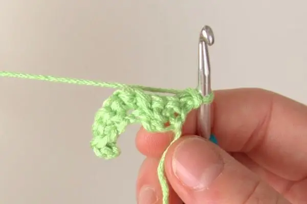 So sollte deine erste gehäkelte Reihe aussehen, wenn du der Anleitung richtig gefolgt bist.