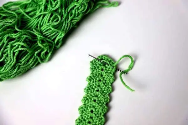 Zum Vernähen solltest du die Endfäden einmal hin und wieder zurück durch ein paar Schlaufen auf der Rückseite deines Werkes ziehen.