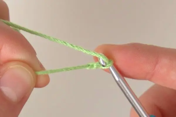 Um eine Luftmasche zu häkeln, greifst du mit deiner Häkelnadel das Garn und ziehst es durch deine Schlaufe.