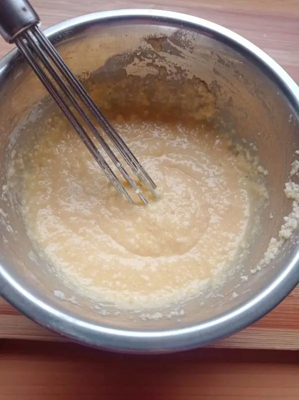 Die Eier und den geriebenen Parmesankäse vermischt man zu einer cremigen Masse, in der die Schnitzel gewälzt werden.  