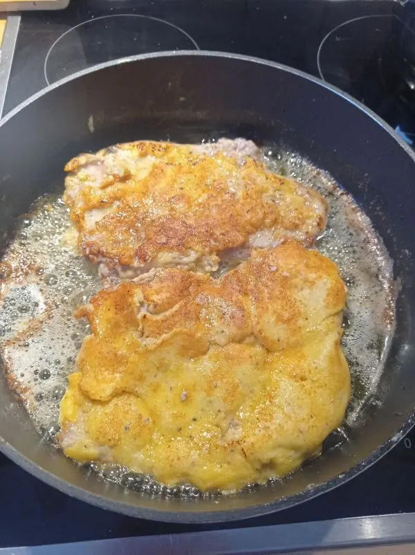 Im heißen Öl-Butter-Gemisch werden die Kalbsschnitzel nun auf jeder Seite jeweils 4 Minuten gebacken.