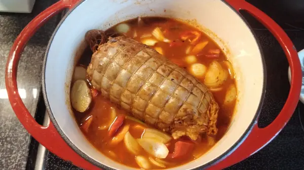 Nun bekommt der Topf seinen Deckel aufgesetzt und wird bei 160 Grad Ober-/Unterhitze auf untere Schiene langsam geschmort.