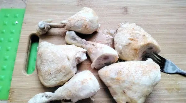 Nach dem Vorkochen trenne ich die Keule vom Rückenstück. So habe ich 6 Backhendl -Teile. Die werden danach paniert. Nach dem Vorkochen trenne ich die Keule vom Rückenstück. So habe ich 6 Backhendl -Teile. Die werden danach paniert.