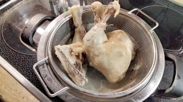 Hier sieht man, dass ich die Schlegel mit Rückenstück vorgekocht habe. Das muss sein, sonst bleiben die Teile beim Frittieren innen roh. Hier sieht man, dass ich die Schlegel mit Rückenstück vorgekocht habe. Das muss sein, sonst bleiben die Teile beim Frittieren innen roh.