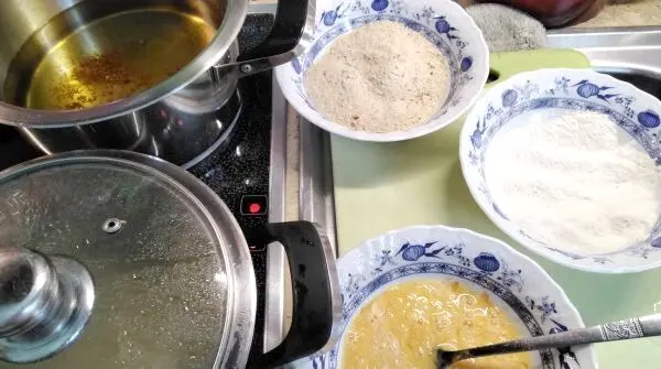 Das Wiener Backhendl wird mit Mehl, Eier und Semmelbrösel paniert. Das Frittierfett ist heiß genug, wenn sich am Holzkochlöffel Bläschen bilden. Das Wiener Backhendl wird mit Mehl, Eier und Semmelbrösel paniert. Das Frittierfett ist heiß genug, wenn sich am Holzkochlöffel Bläschen bilden.