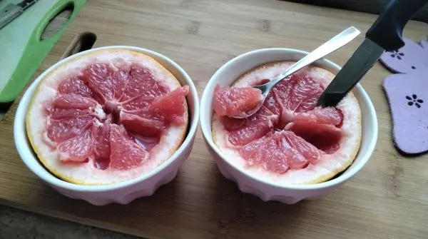 Dabei ist das keine Kunst, wenn man weiß, wie man es vollbringen kann. Es gibt spezielle Obstmesser, wie ein Zitrusfrüchte-Messer dafür. 