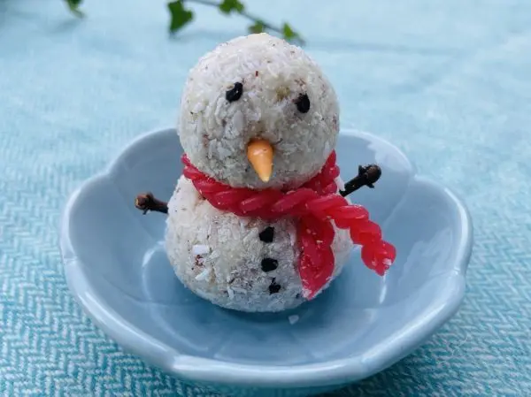 Schneemann-Pralinen mit Kokos – einfaches Rezept für winterliche Naschkatzen, perfekt zum Selbermachen und Verschenken. Schneemann-Pralinen mit Kokos – einfaches Rezept für winterliche Naschkatzen, perfekt zum Selbermachen und Verschenken.
