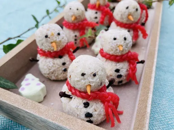 Süße Schneemann-Pralinen mit Kokos: Diese Kokoskugeln im Schneemann-Look sind perfekt für winterliche Naschmomente. Süße Schneemann-Pralinen mit Kokos: Diese Kokoskugeln im Schneemann-Look sind perfekt für winterliche Naschmomente.