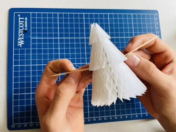 Das Bäumchen zunächst zur Hälfte auffächern, die Außenflächen mit Kleber versehen und schließlich den Tannenbaum komplett auffächern und zusammenkleben. Das Bäumchen zunächst zur Hälfte auffächern, die Außenflächen mit Kleber versehen und schließlich den Tannenbaum komplett auffächern und zusammenkleben.