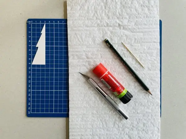 Zeichne für die Vorlage einfach einen halben Baum auf Pappe vor, schneide ihn aus und verwende ihn als Schablone. Zeichne für die Vorlage einfach einen halben Baum auf Pappe vor, schneide ihn aus und verwende ihn als Schablone.