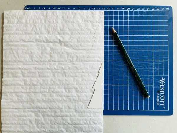 Lege die Vorlage auf das Wabenpapier, zeichne die Umrisse ab und schneide sie aus. Lege die Vorlage auf das Wabenpapier, zeichne die Umrisse ab und schneide sie aus.