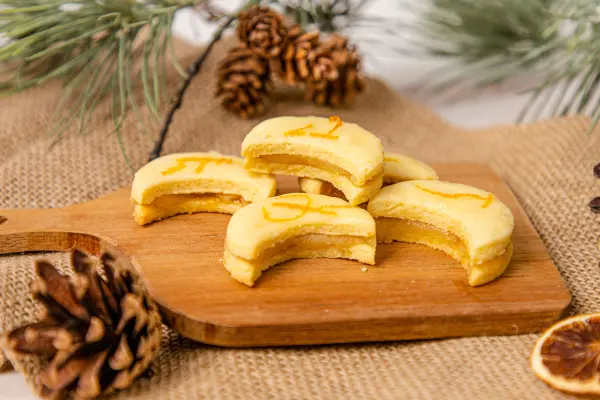 Mit einer Füllung aus Orangenmarmelade und Marzipan werden die Orangenplätzchen noch leckerer.