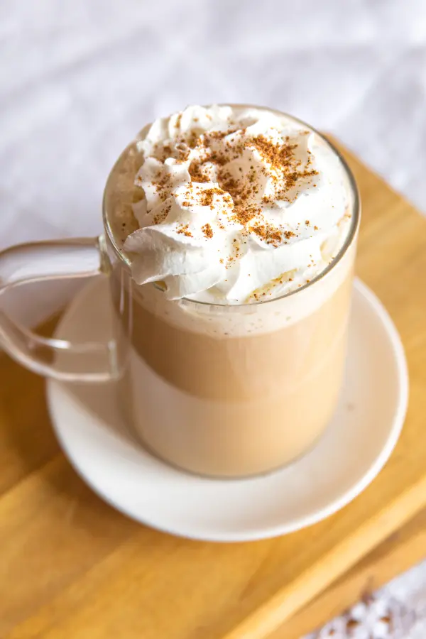 Du kannst deinen Lebkuchen-Latte mit Sahne und etwas Muskatnuss dekorieren und zum Schluss mit Lebkuchen genießen. Du kannst deinen Lebkuchen-Latte mit Sahne und etwas Muskatnuss dekorieren und zum Schluss mit Lebkuchen genießen.