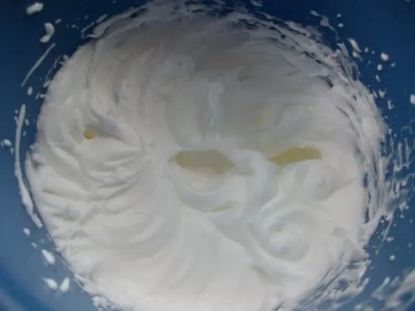 Das Eiweiß zu einem festen Eischnee aufschlagen und erst mal beiseite stellen. Er wird dann am Schluss dem Teig untergehoben.