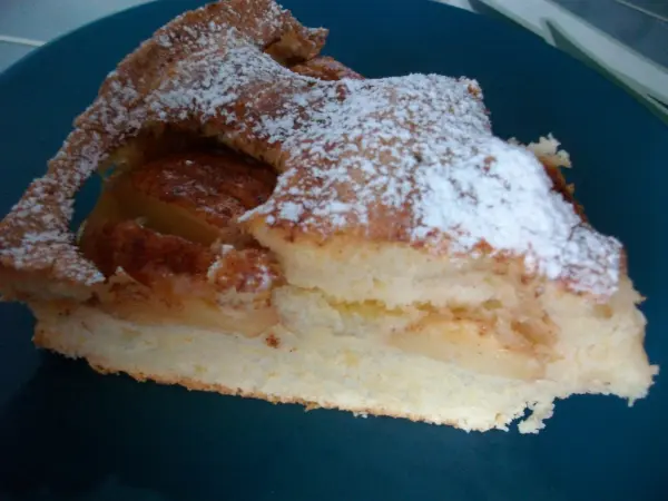 So schaut er dann beim Servieren aus, oben noch mit Puderzucker und einfach köstlich im Geschmack.