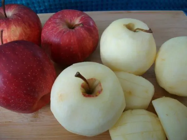 Als ersten Schritt werden die Äpfel geschält, entkernt und dann geviertelt. Möglichst gleich große Äpfel nutzen.