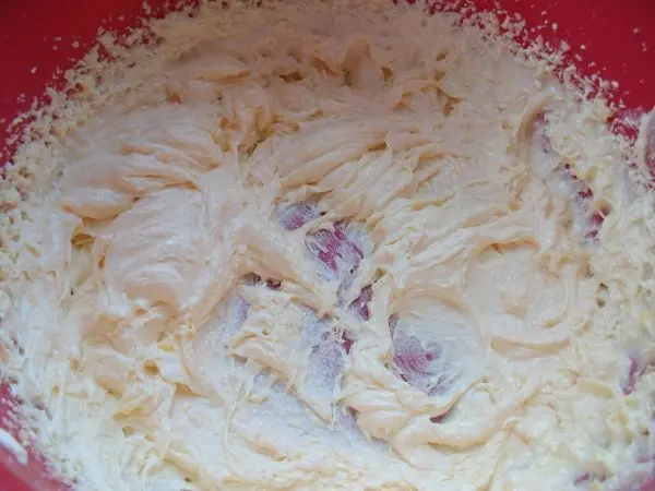 Eigelb, Salz, Mehl, Backpulver, Butter, Zucker und Milch werden zum Rührteig zusammengerührt.