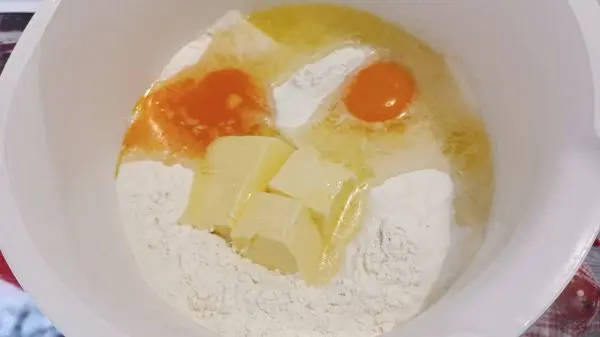 Die Zutaten kommen alle zusammen in die Schüssel meiner Küchenmaschine. Mit dem Knethaken verarbeite ich sie zu einem Teig.