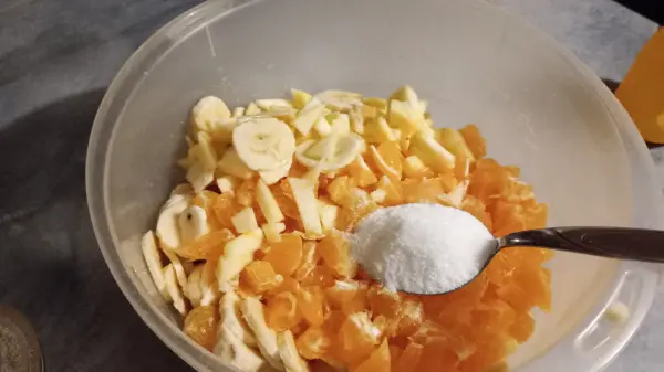 Zwei Esslöffel Zucker streue ich noch rein, schmecke nochmals ab, mische alles miteinander und fertig ist der Obstsalat. Zwei Esslöffel Zucker streue ich noch rein, schmecke nochmals ab, mische alles miteinander und fertig ist der Obstsalat.