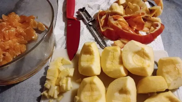 Jetzt werden die Äpfel auch geschält, in Stückchen geschnitten und dazu gegeben. Jetzt werden die Äpfel auch geschält, in Stückchen geschnitten und dazu gegeben.