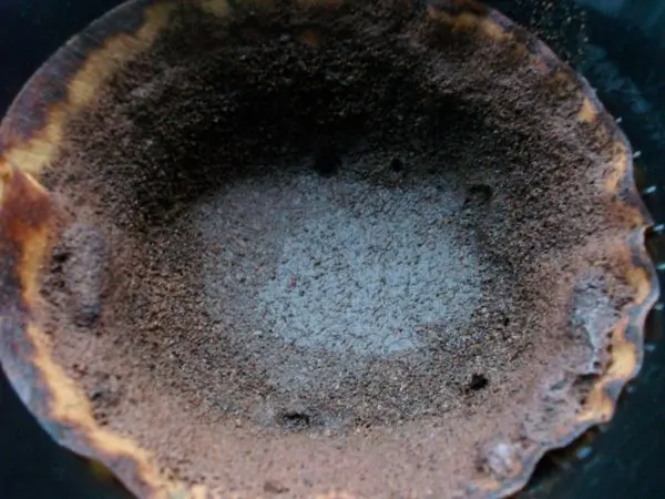 Hier ist der Kaffeesatz vom Kaffeepulver. Er war noch nicht ganz getrocknet, was jedoch nicht stört, da sowieso Wasser dazukommt. Hier ist der Kaffeesatz vom Kaffeepulver. Er war noch nicht ganz getrocknet, was jedoch nicht stört, da sowieso Wasser dazukommt.