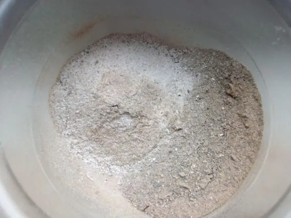 Die Eierschalen und die getrockneten Bananenschalen habe ich in meiner elektrischen Kaffeemühle zu feinem Pulver gemahlen. Die Eierschalen und die getrockneten Bananenschalen habe ich in meiner elektrischen Kaffeemühle zu feinem Pulver gemahlen.