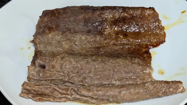 Die fertigen Döner-Rollen auf einen großen Teller geben, ausrollen und danach in gewünschte Portionen schneiden.