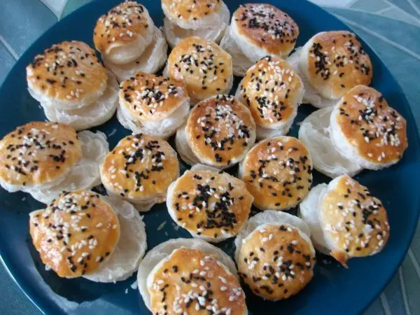 Die ausgekühlten Häppchen werden dann aufgeschnitten, damit man sie wie ein Brötchen belegen kann.