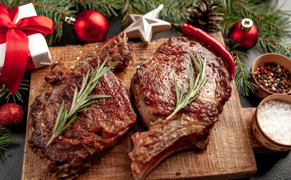 Mit guter Planung wird das Weihnachtsessen wie dieses festliche Steak stressfrei und lecker – so kochst Du entspannt an den Feiertagen.