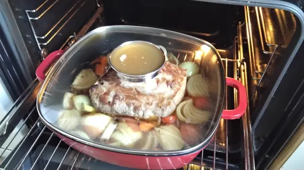 Der Deckel meines Bräters hat in der Mitte eine Schale mit einer winzigen Öffnung, da tröpfelt die Brühe auf das Fleisch. Der Deckel meines Bräters hat in der Mitte eine Schale mit einer winzigen Öffnung, da tröpfelt die Brühe auf das Fleisch.