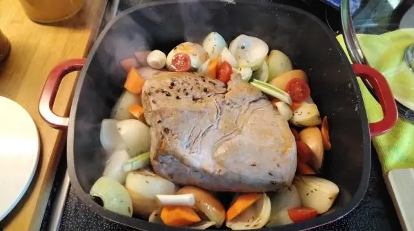 Das Schweinefleisch wird mit dem Gemüse schön von beiden Seiten angebraten. Das Schweinefleisch wird mit dem Gemüse schön von beiden Seiten angebraten.